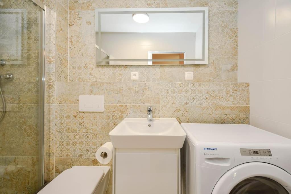 New Modern Apartment In City Center Bratislava Exterior foto